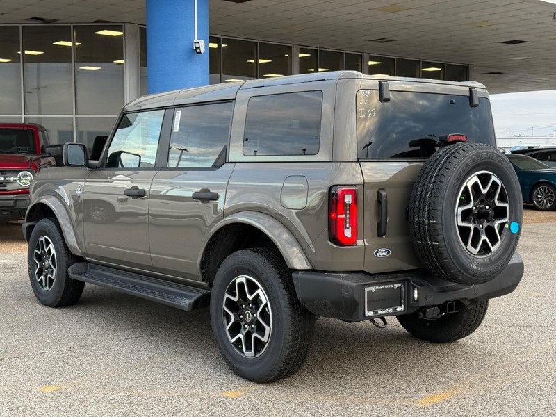 Ford Bronco Vehicle Full-screen Gallery Image 3