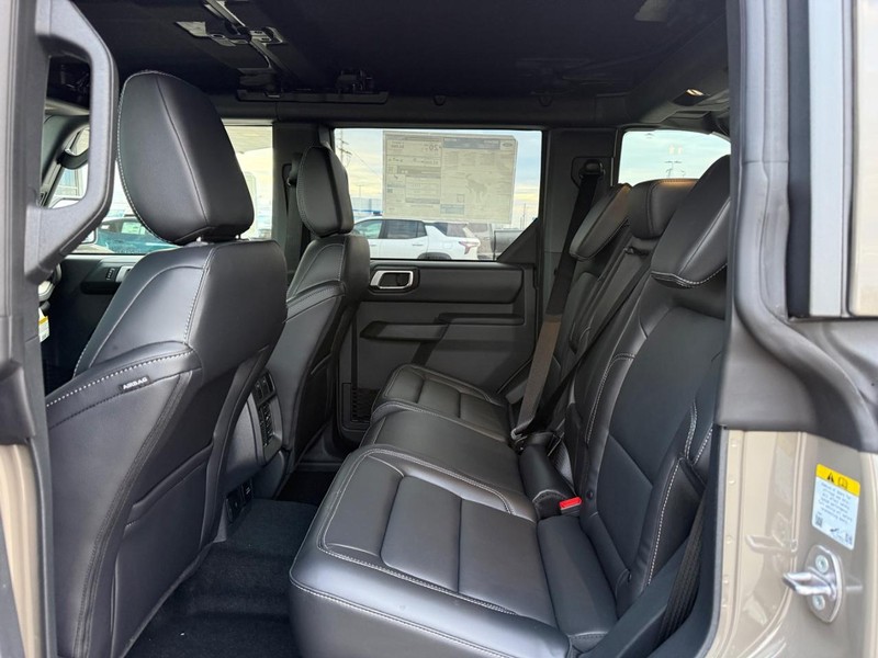 Ford Bronco Vehicle Full-screen Gallery Image 5
