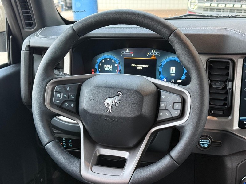 Ford Bronco Vehicle Full-screen Gallery Image 7