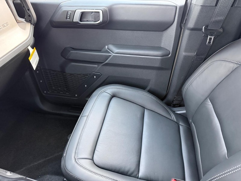 Ford Bronco Vehicle Full-screen Gallery Image 15