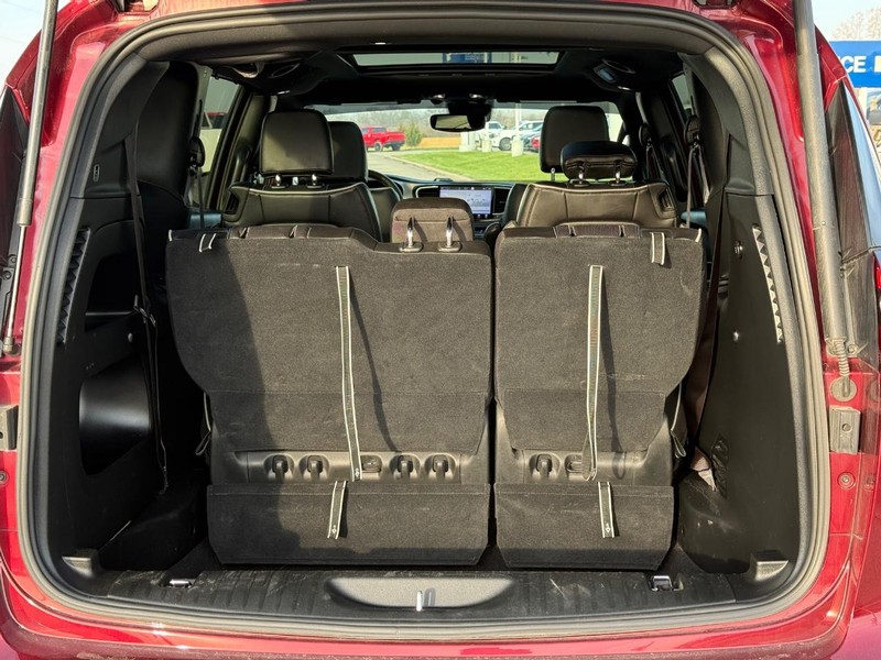 Chrysler Pacifica Vehicle Full-screen Gallery Image 06