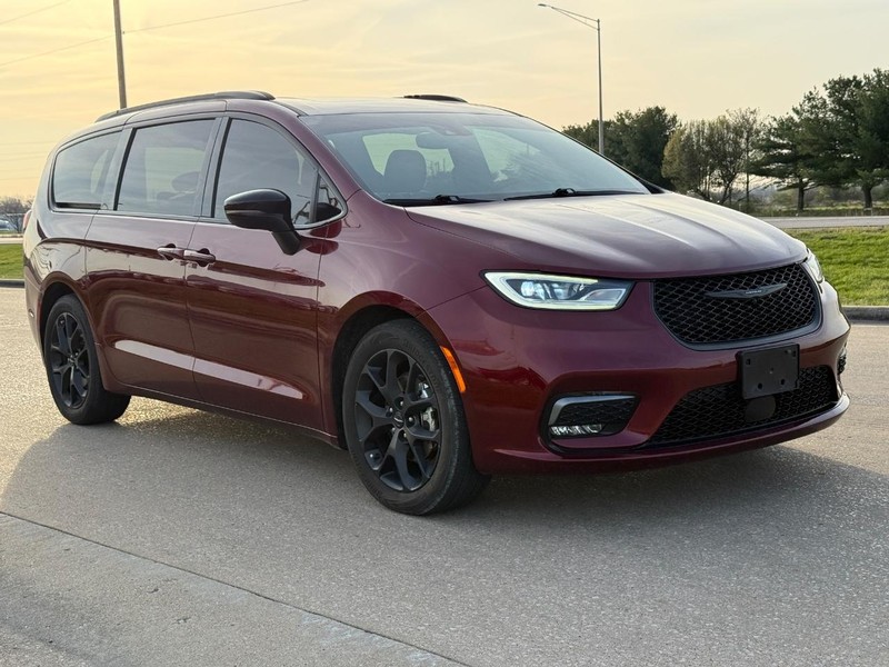 Chrysler Pacifica Vehicle Full-screen Gallery Image 08