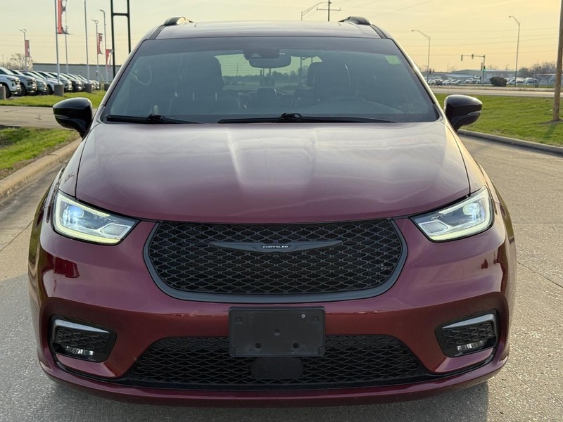 Chrysler Pacifica Vehicle Full-screen Gallery Image 09