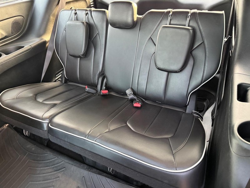 Chrysler Pacifica Vehicle Full-screen Gallery Image 10