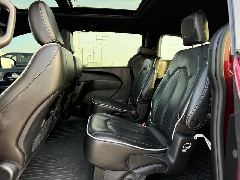 Chrysler Pacifica Vehicle Full-screen Gallery Image 11