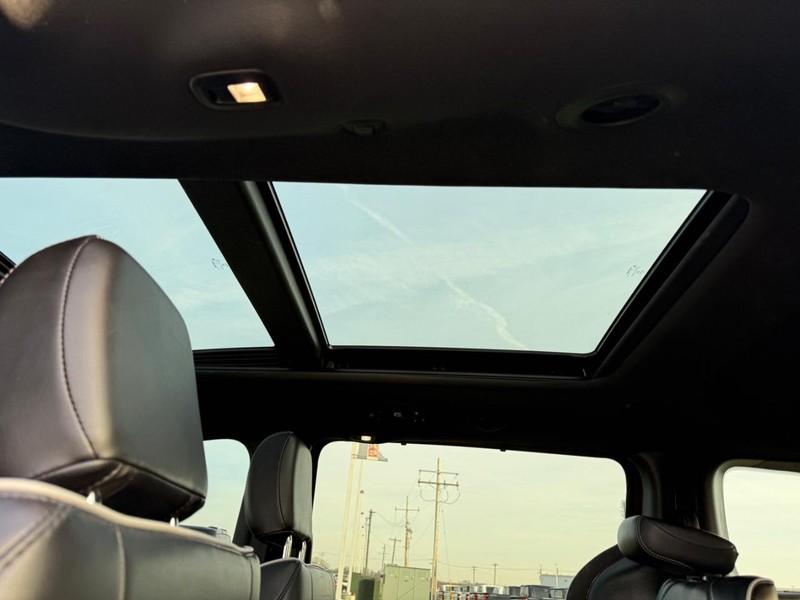 Chrysler Pacifica Vehicle Full-screen Gallery Image 12