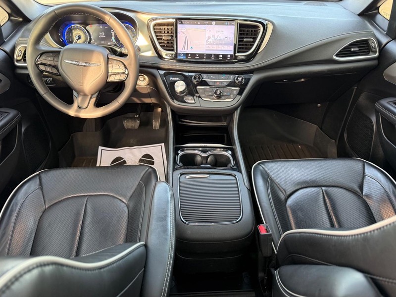 Chrysler Pacifica Vehicle Full-screen Gallery Image 13