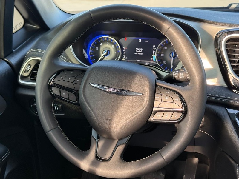 Chrysler Pacifica Vehicle Full-screen Gallery Image 14