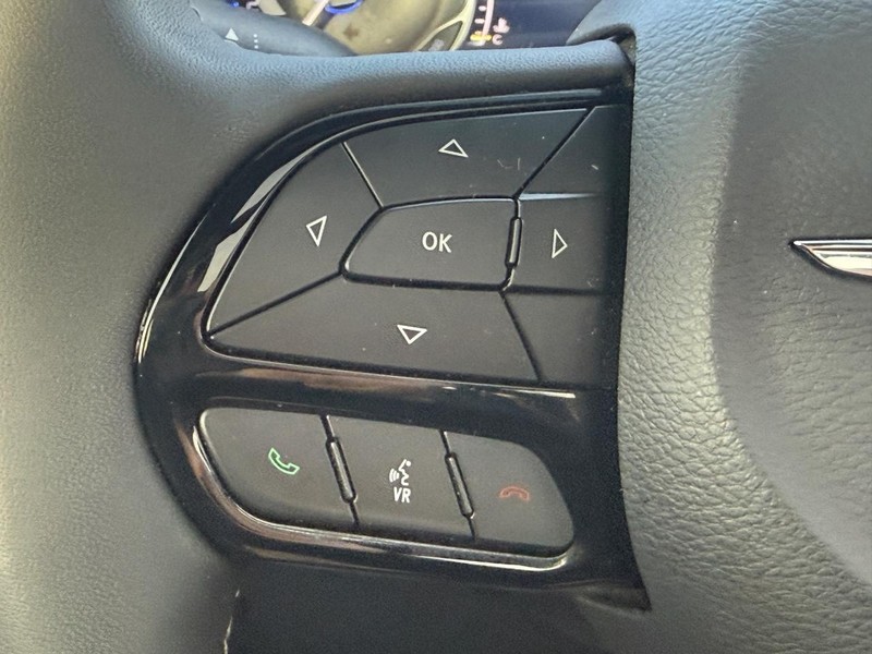 Chrysler Pacifica Vehicle Full-screen Gallery Image 15