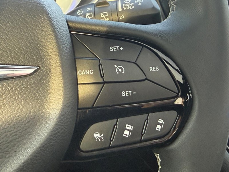 Chrysler Pacifica Vehicle Full-screen Gallery Image 16