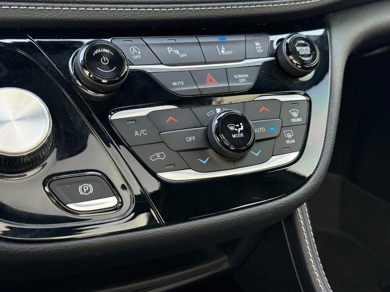 Chrysler Pacifica Vehicle Full-screen Gallery Image 22