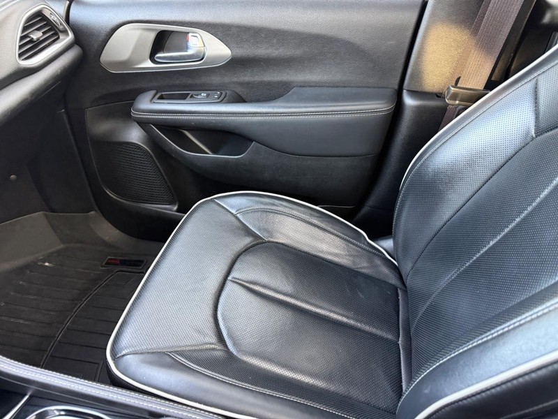 Chrysler Pacifica Vehicle Full-screen Gallery Image 23