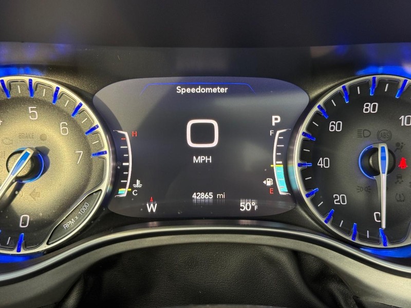 Chrysler Pacifica Vehicle Full-screen Gallery Image 24