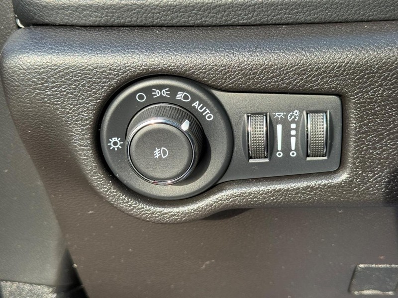 Chrysler Pacifica Vehicle Full-screen Gallery Image 25