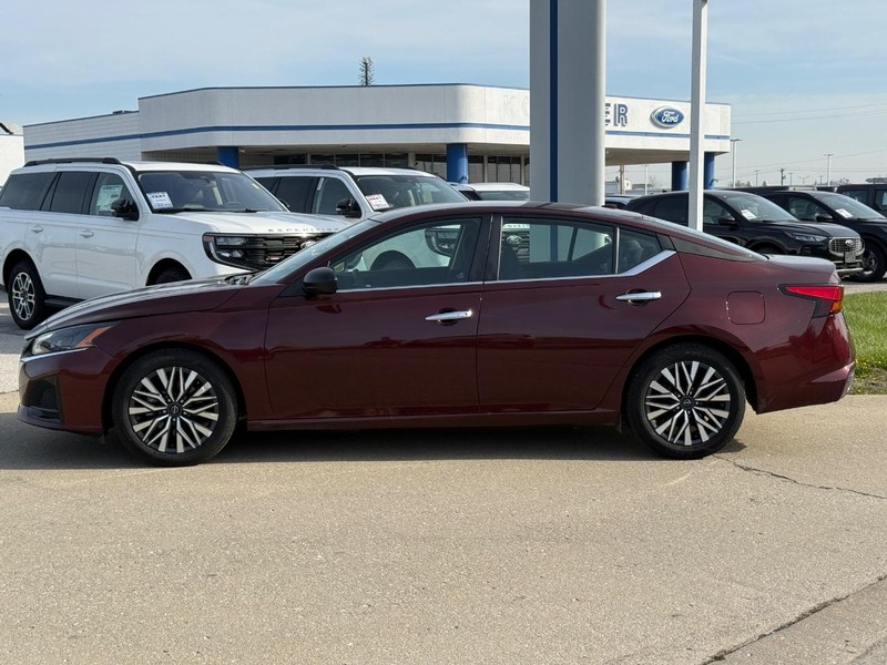Nissan Altima Vehicle Full-screen Gallery Image 2