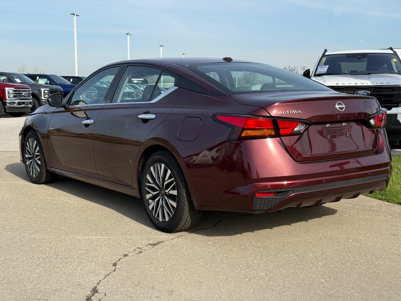 Nissan Altima Vehicle Full-screen Gallery Image 3