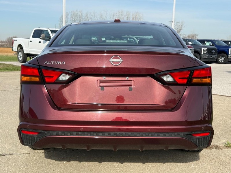 Nissan Altima Vehicle Full-screen Gallery Image 4