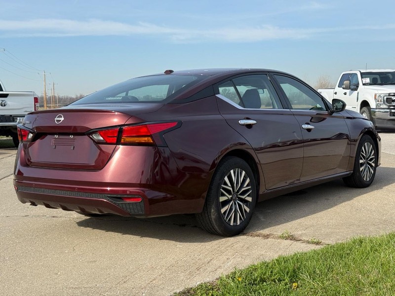 Nissan Altima Vehicle Full-screen Gallery Image 5