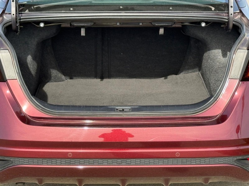 Nissan Altima Vehicle Full-screen Gallery Image 6