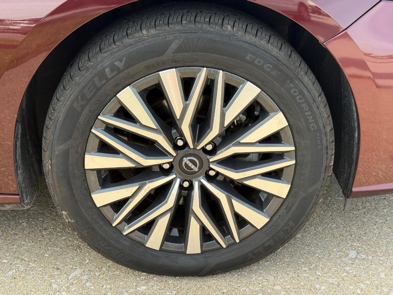 Nissan Altima Vehicle Full-screen Gallery Image 7