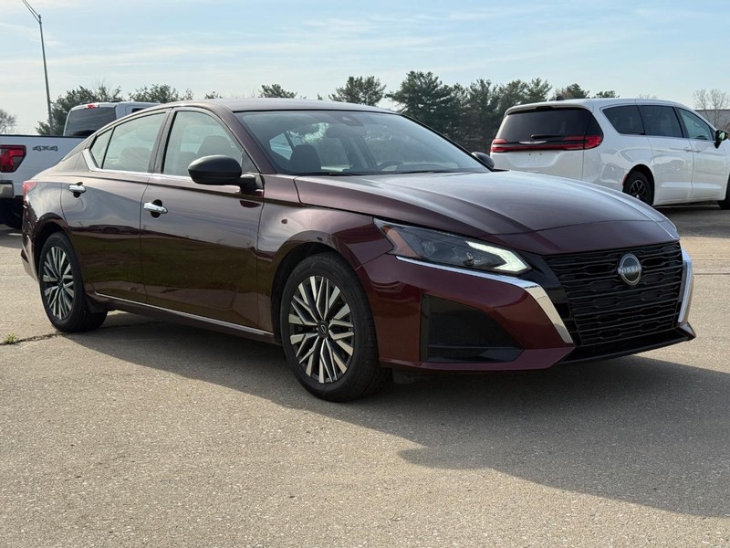 Nissan Altima Vehicle Full-screen Gallery Image 8