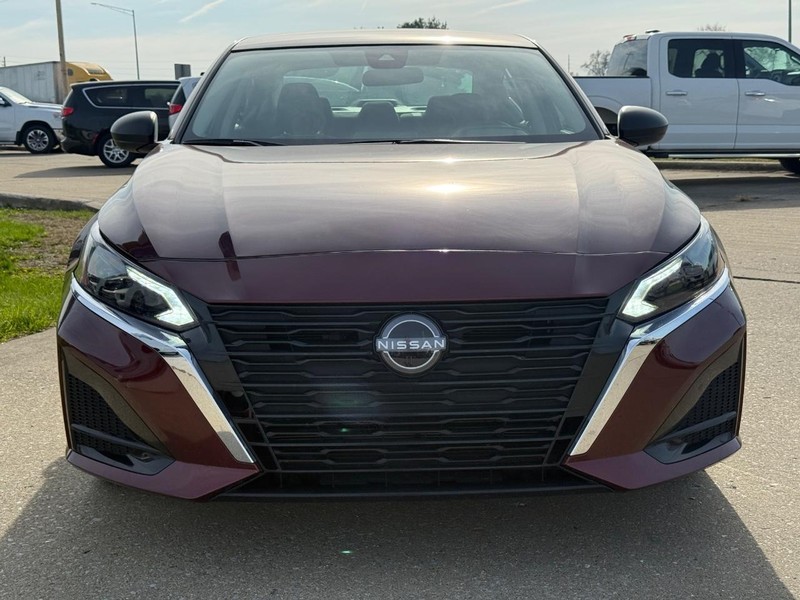 Nissan Altima Vehicle Full-screen Gallery Image 9