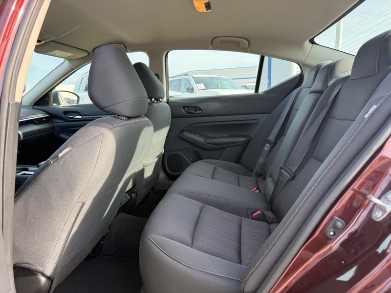 Nissan Altima Vehicle Full-screen Gallery Image 10