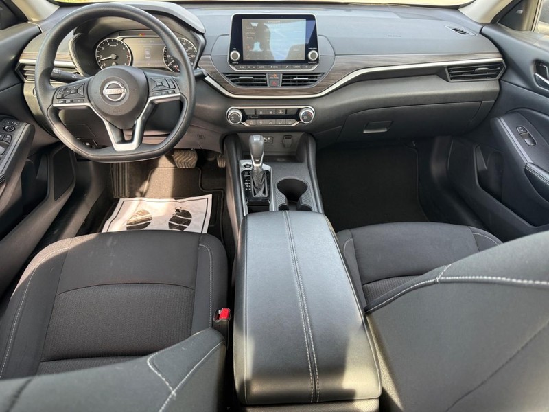Nissan Altima Vehicle Full-screen Gallery Image 11