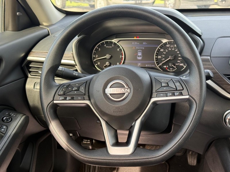 Nissan Altima Vehicle Full-screen Gallery Image 12