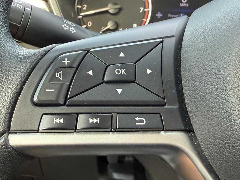 Nissan Altima Vehicle Full-screen Gallery Image 13