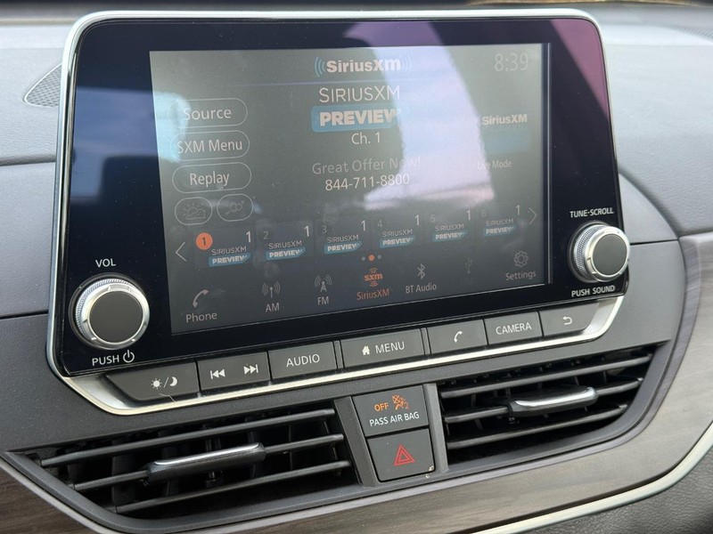 Nissan Altima Vehicle Full-screen Gallery Image 15