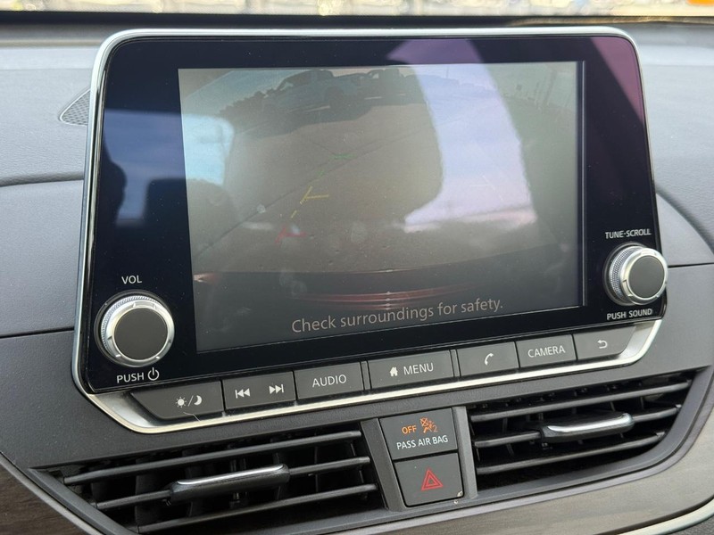 Nissan Altima Vehicle Full-screen Gallery Image 16