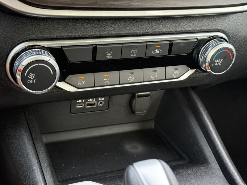 Nissan Altima Vehicle Full-screen Gallery Image 17