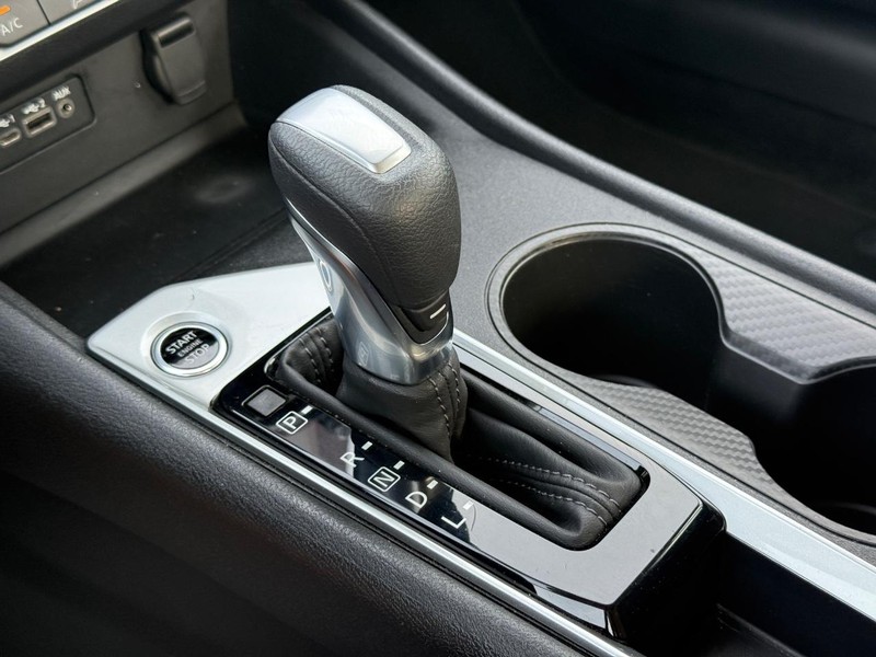 Nissan Altima Vehicle Full-screen Gallery Image 18