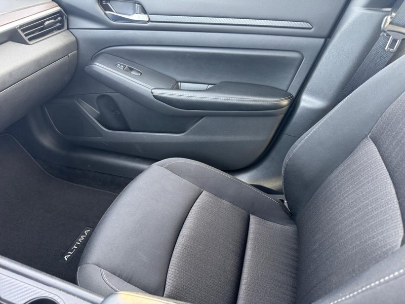 Nissan Altima Vehicle Full-screen Gallery Image 19