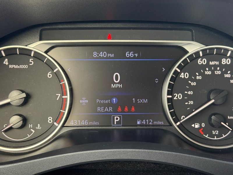 Nissan Altima Vehicle Full-screen Gallery Image 20