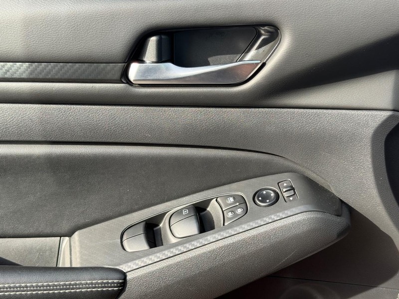Nissan Altima Vehicle Full-screen Gallery Image 21