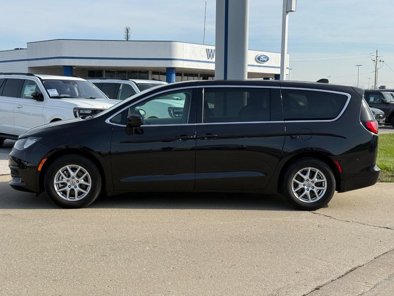 Chrysler Voyager Vehicle Full-screen Gallery Image 2