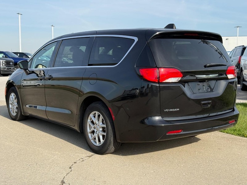 Chrysler Voyager Vehicle Full-screen Gallery Image 3