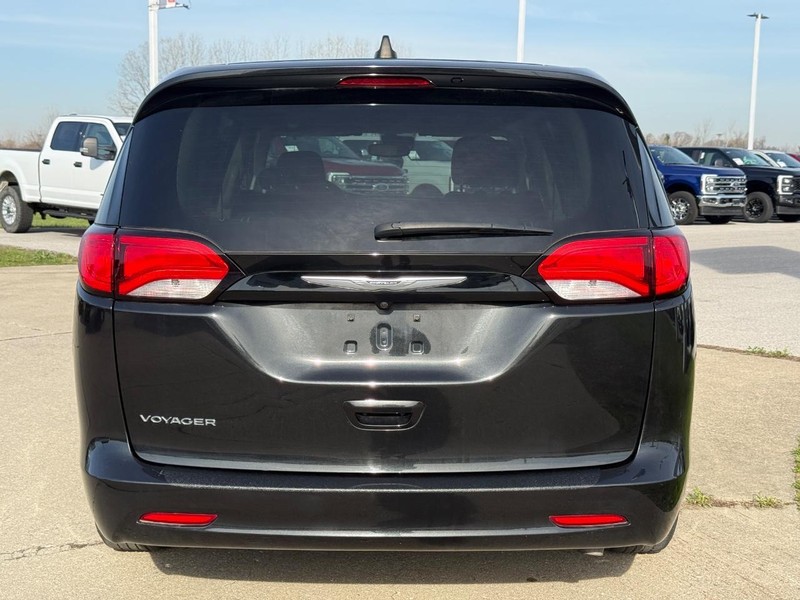 Chrysler Voyager Vehicle Full-screen Gallery Image 4