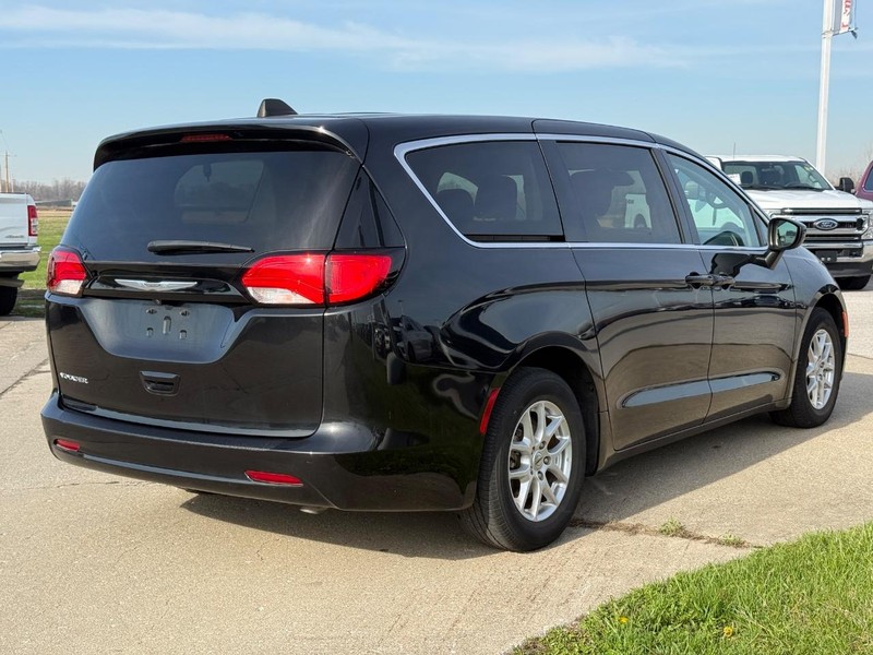 Chrysler Voyager Vehicle Full-screen Gallery Image 5