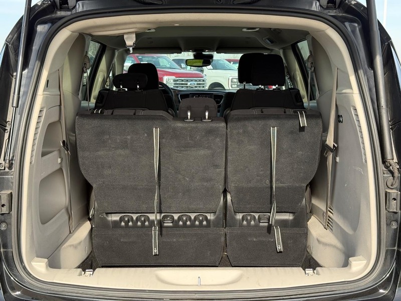 Chrysler Voyager Vehicle Full-screen Gallery Image 6