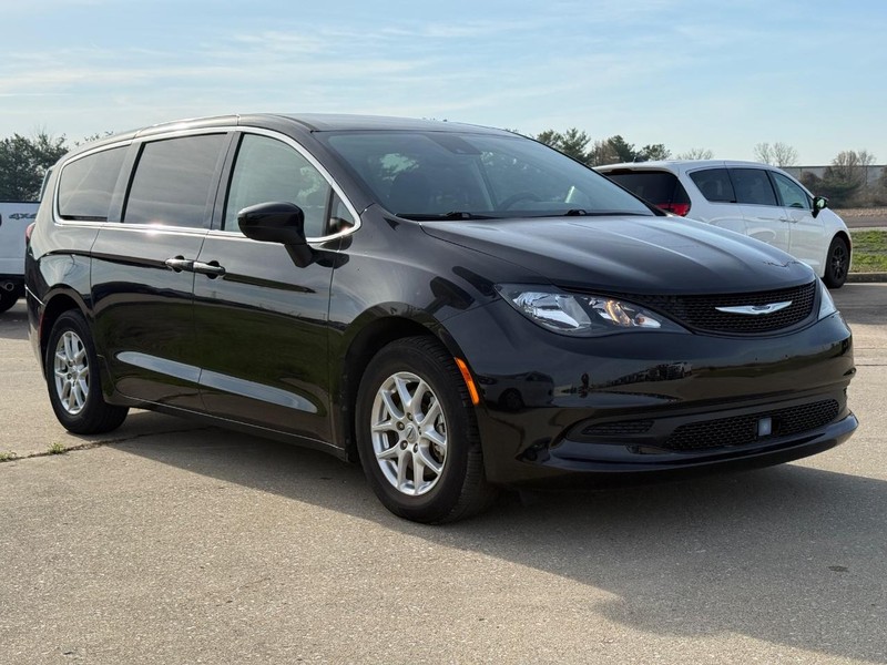 Chrysler Voyager Vehicle Full-screen Gallery Image 8