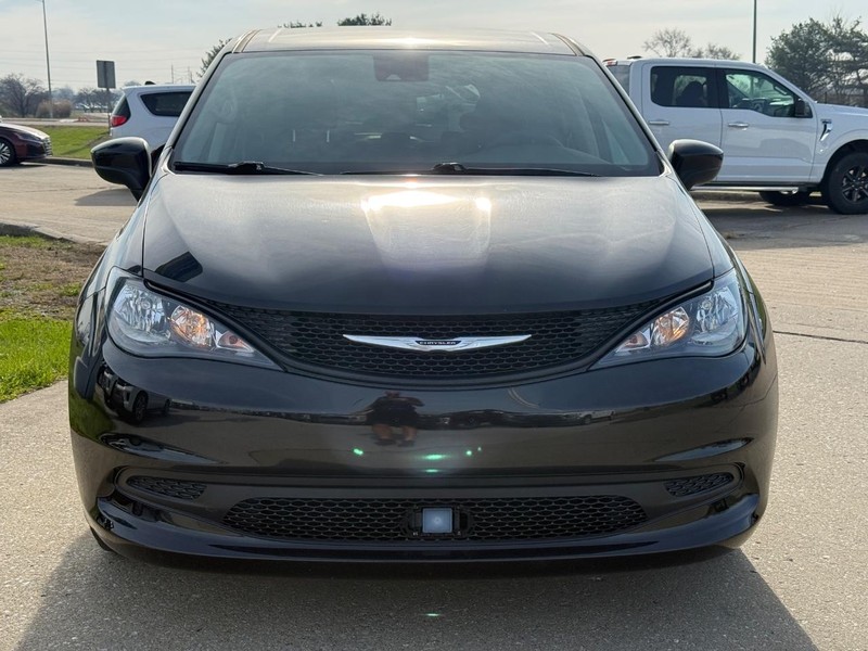Chrysler Voyager Vehicle Full-screen Gallery Image 9