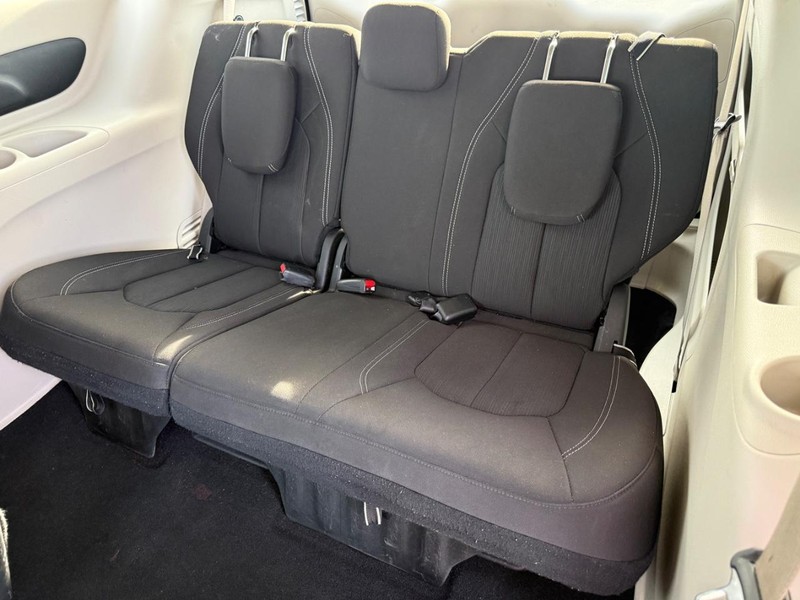 Chrysler Voyager Vehicle Full-screen Gallery Image 10