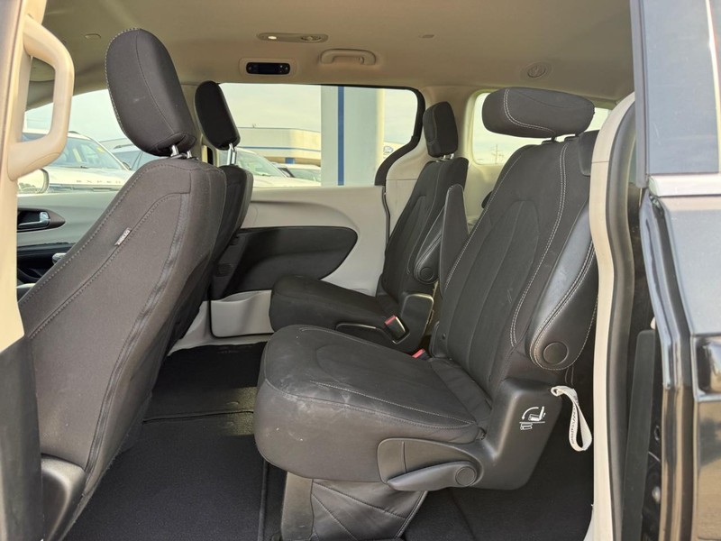 Chrysler Voyager Vehicle Full-screen Gallery Image 11