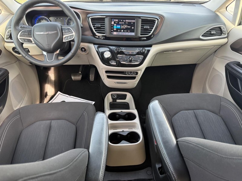 Chrysler Voyager Vehicle Full-screen Gallery Image 12