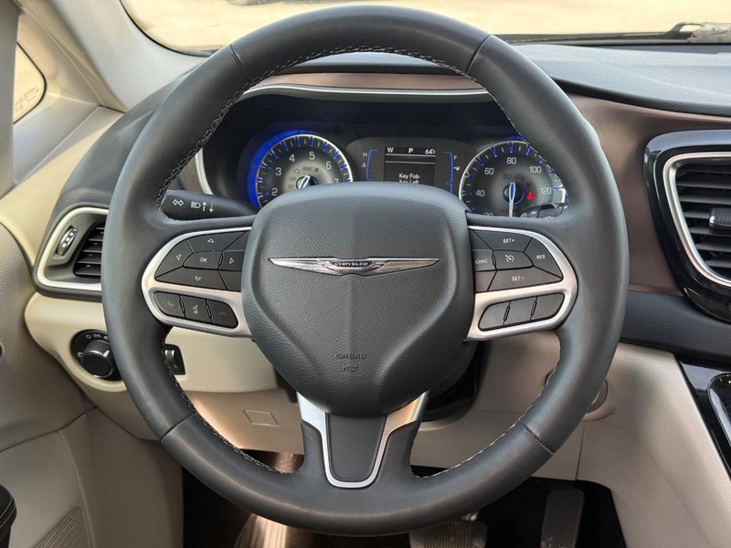 Chrysler Voyager Vehicle Full-screen Gallery Image 13