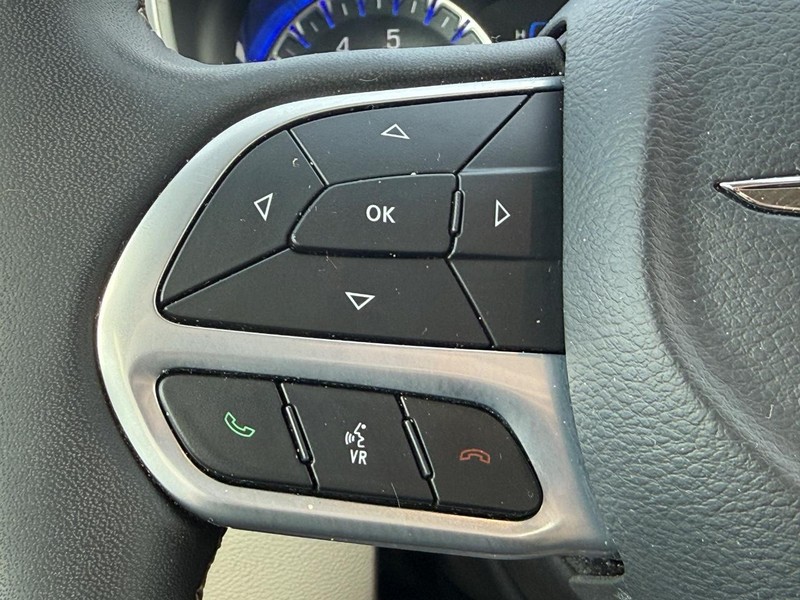 Chrysler Voyager Vehicle Full-screen Gallery Image 14