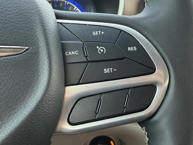 Chrysler Voyager Vehicle Full-screen Gallery Image 15